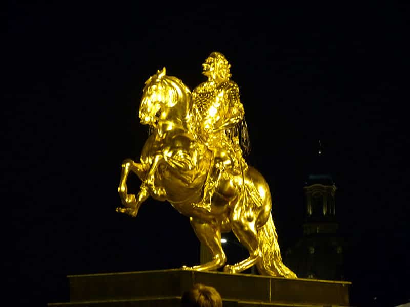Goldener Reiter bei Nacht