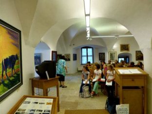 Aufmerksame Zuhörer in der Bildergalerie P1140126