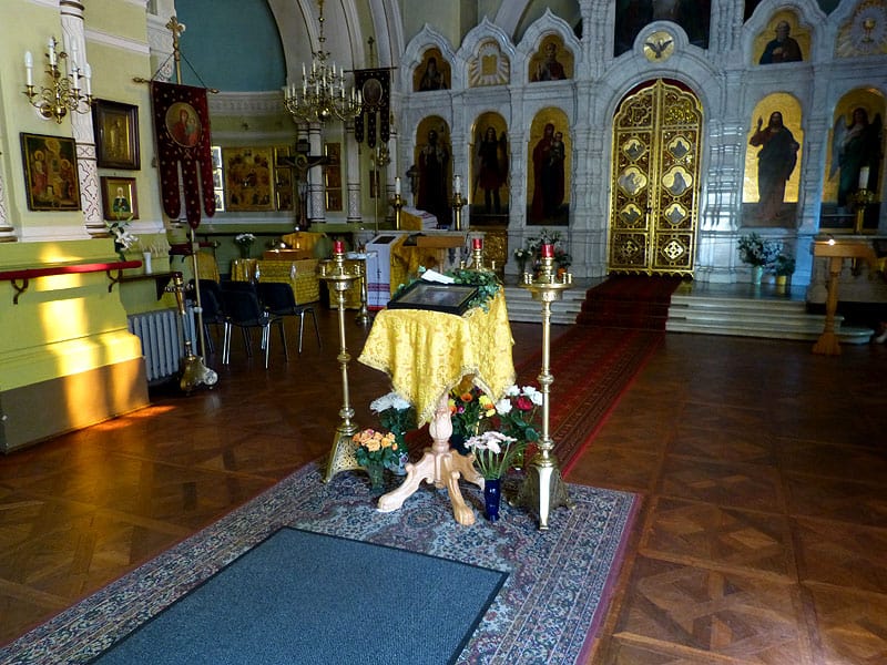 Tisch mit Kerzen Kirche