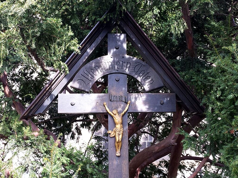 Kreuz an der Straße