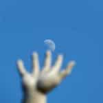 Mit der Hand zum Mond