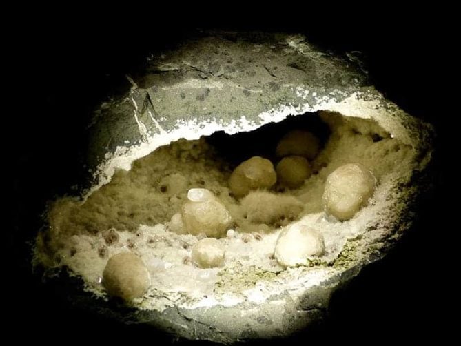 Gestein mit Füllung Vorderansicht P1180191