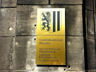 Zionskirche Schild Landeshauptstadt CYMERA 20140402 115858