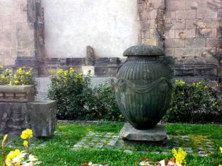 Steinvase für der Alten Zionskirche CYMERA 20140402 120401