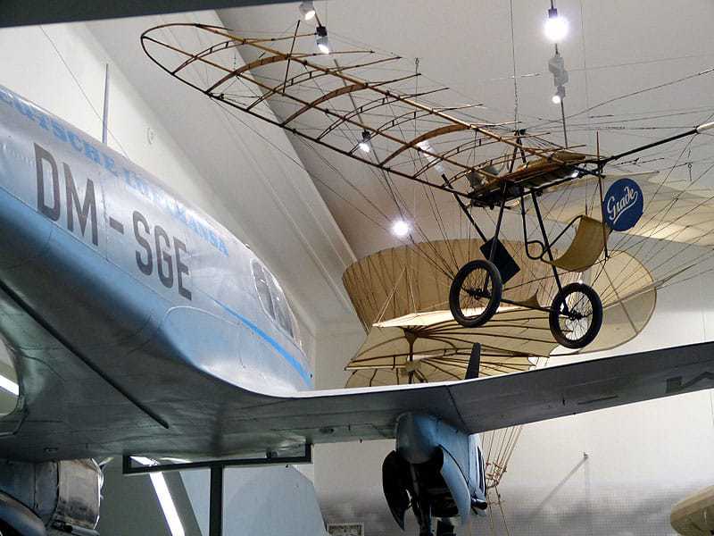 Altes Flugzeug im Verkehrsmuseum Dresden