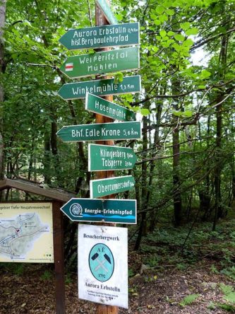 Wegweiser im Wald P1230280