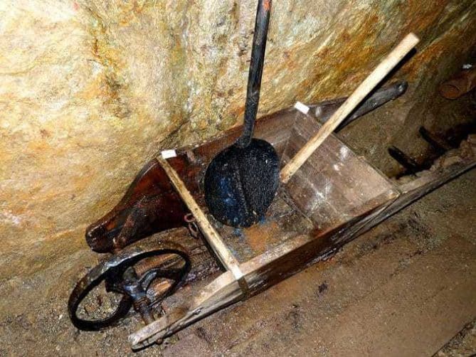 Schubkarre mit Schaufel P1230377