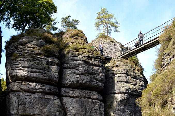 Brücke zwischen den Felsen