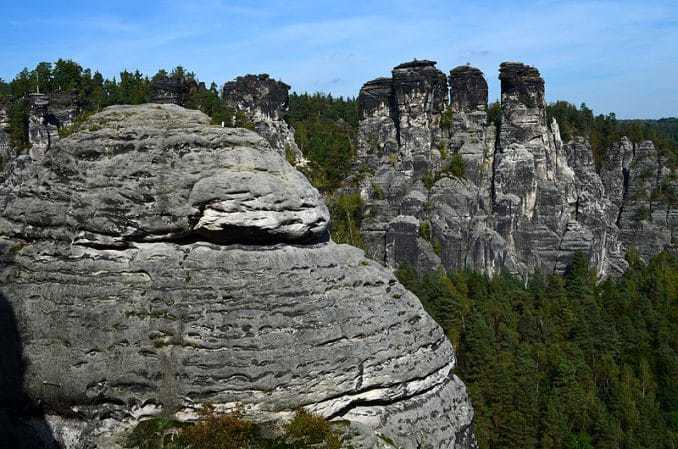 Ausflugsziel Bastei und Felsenburg Neurathen in der Sächsischen Schweiz gewaltige Felsen