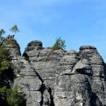 Blick auf die Felsen mit Touristen