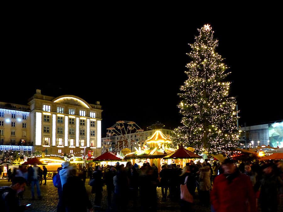 Striezelmarkt Dresden bei Nacht