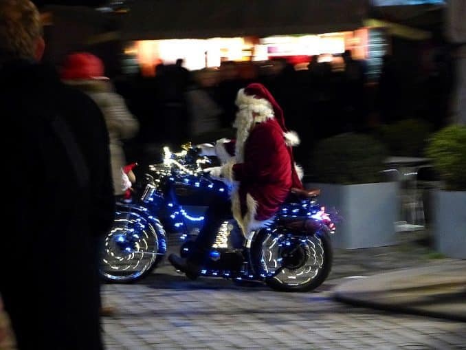 Weihnachtsmann auf dem Motorrad