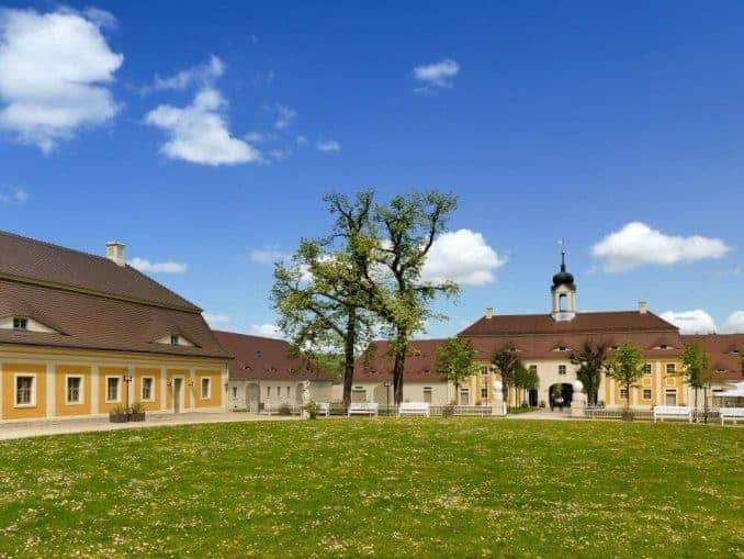 Wiese Innenhof Schloss Rammenau