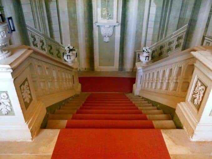 Stufen und roter Teppich Schloss Rammenau