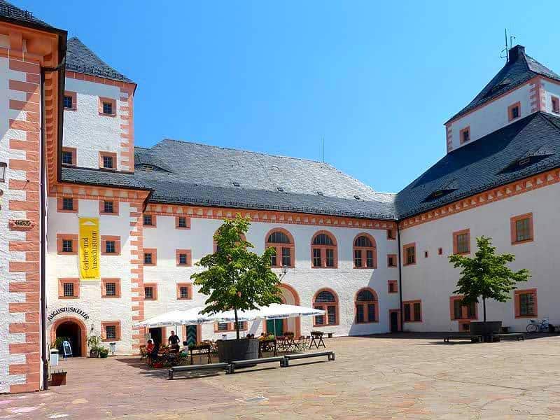 Biergarten im Innnenhof Schloss Augustusburg