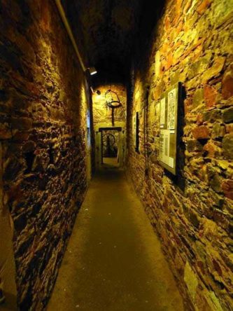 schmaler Durchgang mit Mauerwänden ausflugsziel augustusburg 50