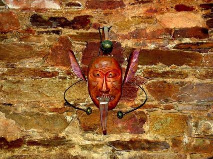 Maske an der Wand ausflugsziel augustusburg 51