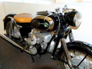 Schwarzes Motorrad mit Gold ausflugsziel augustusburg 71