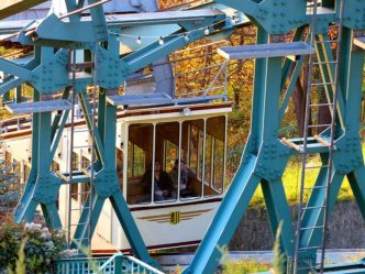 Auf dem Weg nach oben mit der Schwebebahn P1180116