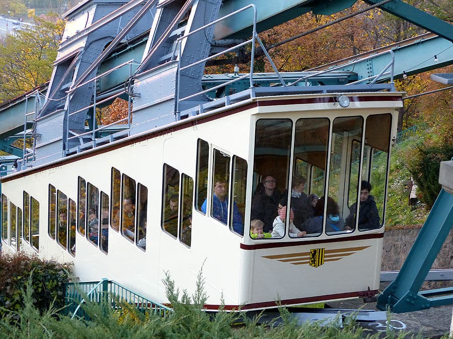 Schwebebahn fährt hoch