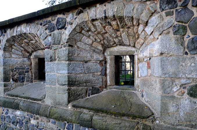 Kleine Fenster in der Burgmauer