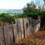 Holzmauer mit Blick in die Landschaft