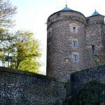 Blick auf Turm und Mauer