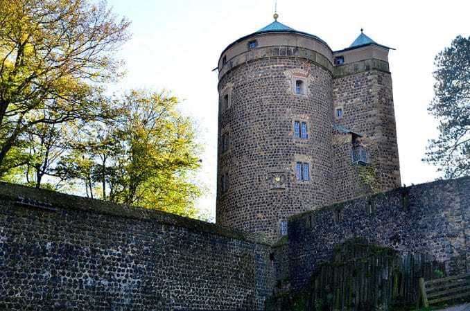 Blick auf Turm und Mauer