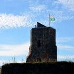 Turm mit Fahne und Himmel