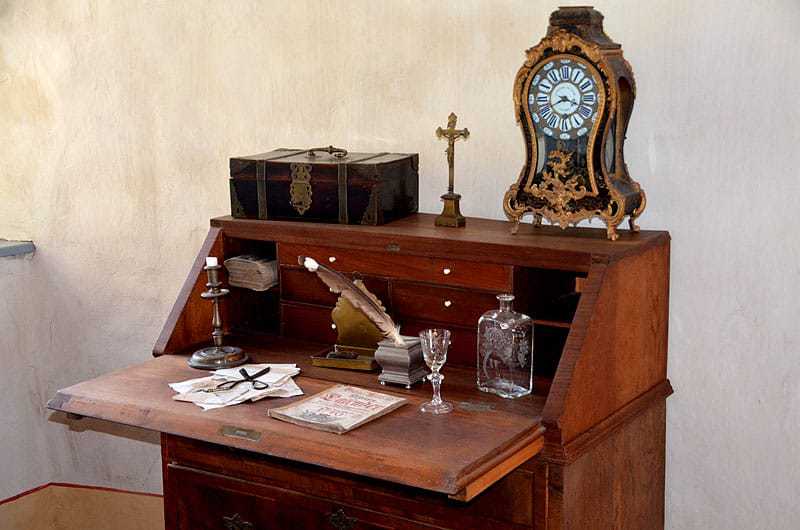 Alter Sekretär mit Uhr