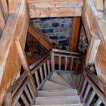 Alte Holztreppe mit Geländer