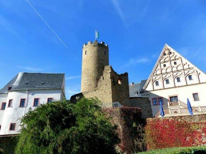 Burg Scharfenstein mit Turm und weinbewachsener Mauer