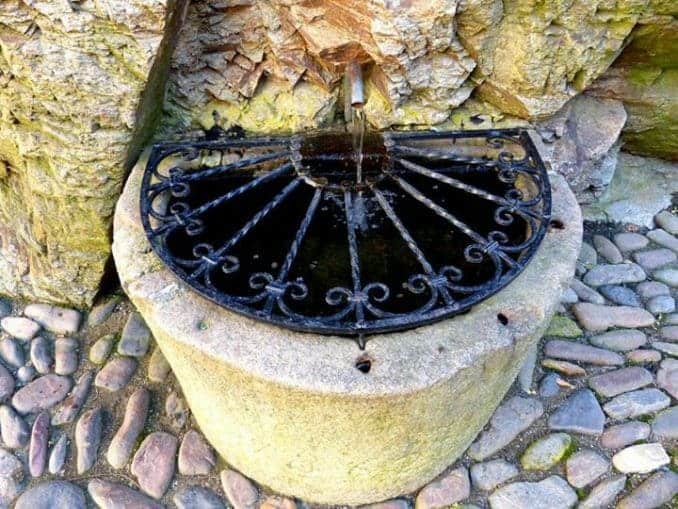 Brunnen mit Gitterabdeckung