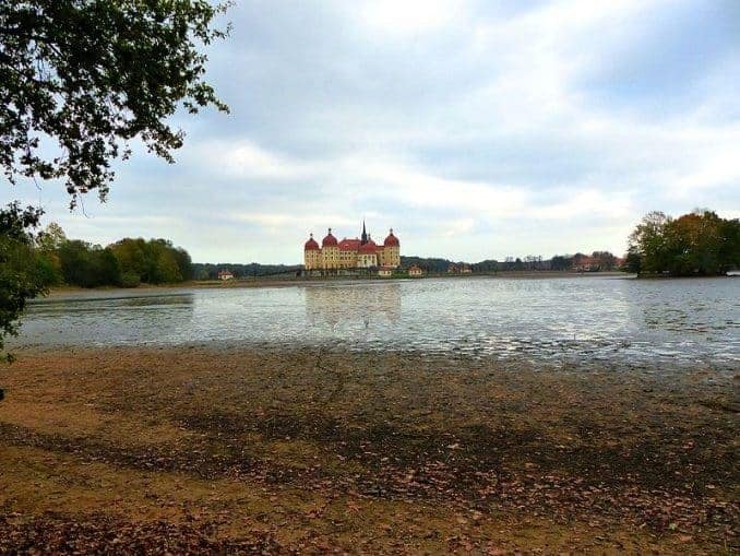 Schloss Moritzburg und leerer Teich