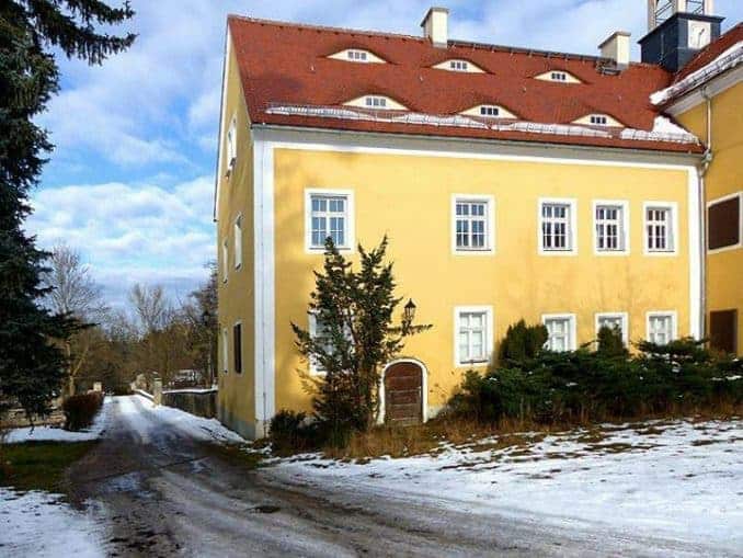 Einfahrt und Haus Jagdschloss Grillenburg