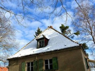 Schneebedecktes altes Dach jagdschloss grillenburg 011