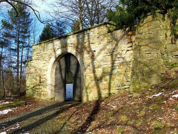Eingang Jagdschloss Grillenburg mit Steinmauer