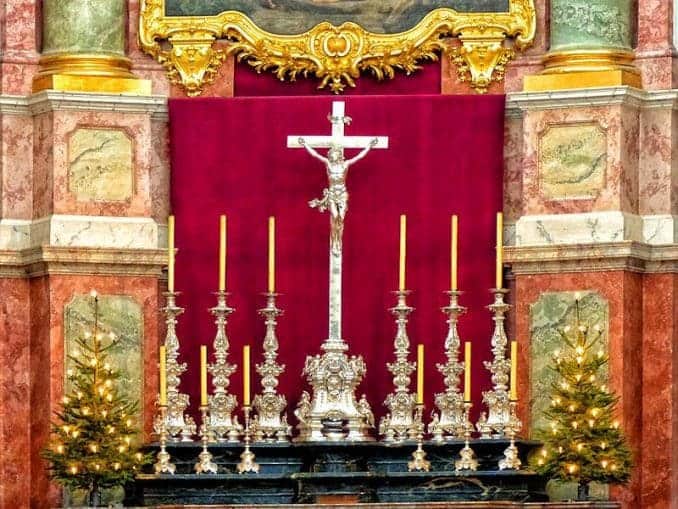 Kreuz mit Kerzen