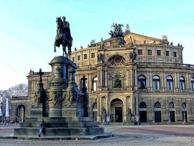 Blick auf die Semperoper mit Denkmal