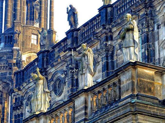 Skulpturen auf Hofkirche Dresden