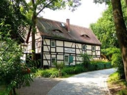 Weg zur Zschoner Mühle mit Fachwerkgebäude zschorner muehle 005