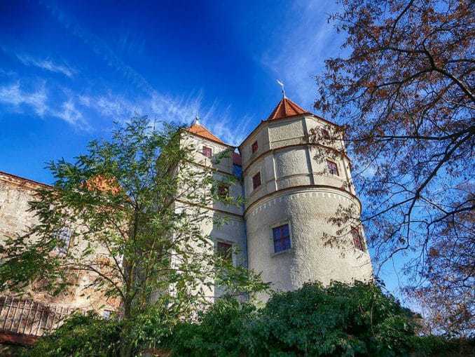 Außenansicht Schloss Scharfenberg mit Turm