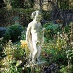 Skulptur Mädchen Garten Pflanzen