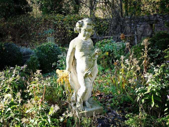 Skulptur Mädchen Garten Pflanzen