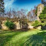 Garten mit Bank Steinmauer Wiese Wald