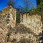 Steintreppe Tür aus Eisengitter Steinmauer Geländer