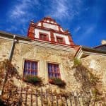 Außenansicht Schloss Scharfenberg Fenster Blumen