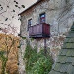 Mauerwand Balkon Fenster Laub