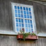 Großes Fenster mit Blumen Holzfassade