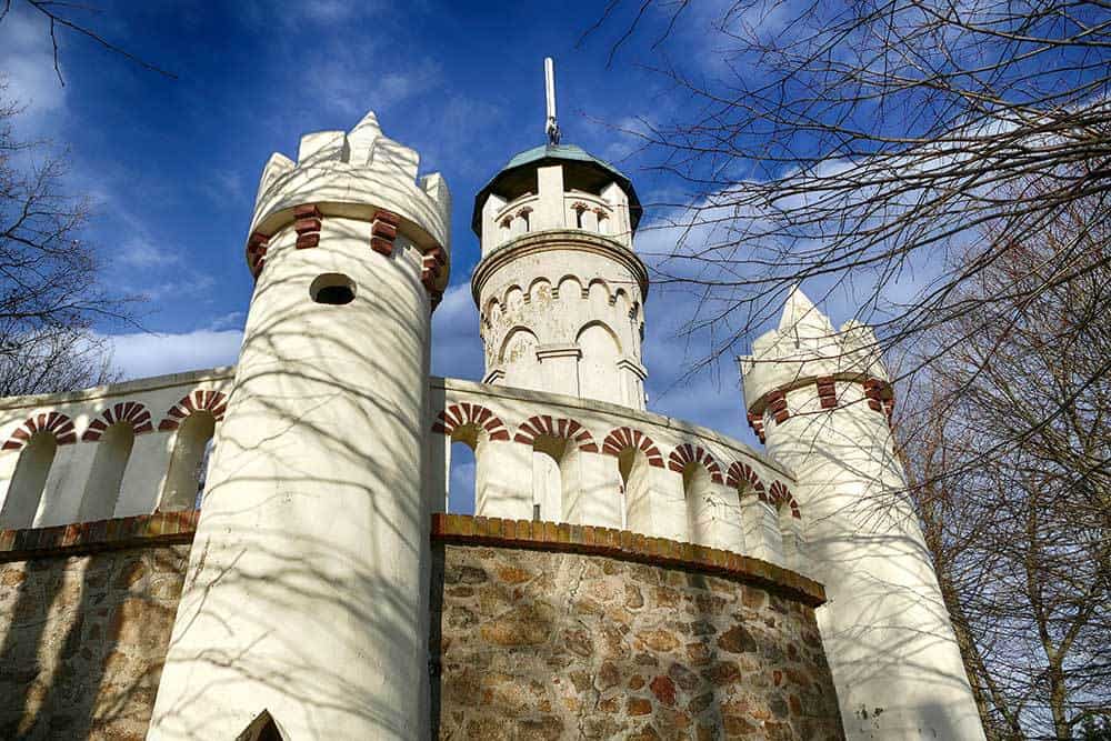 Friedensturm Weinböhla Zinnen weiße kleine Türme großer Turm